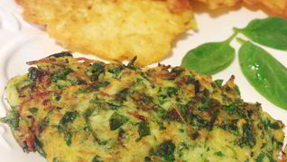 Детокс оладьи из цукини с зеленым луком и мятой