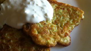 Кабачковые оладьи с чесноком и сметаной