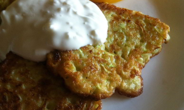 Рецепт кабачковых оладий с чесноком и сметаной