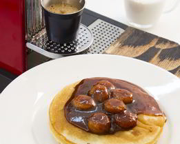 Кефирные оладьи с бананом в карамельном соусе