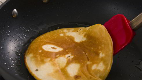 кефирные оладьи с бананом в карамельном соусе