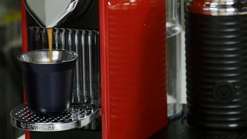 кефирные оладьи с бананом в карамельном соусе