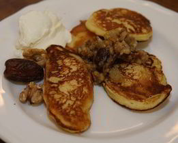 Оладушки с соусом из орехов и фиников