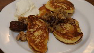 Оладушки с соусом из орехов и фиников