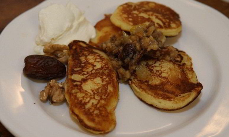 Рецепт оладушек с соусом из орехов и фиников