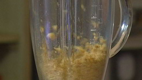 оладушки с соусом из орехов и фиников