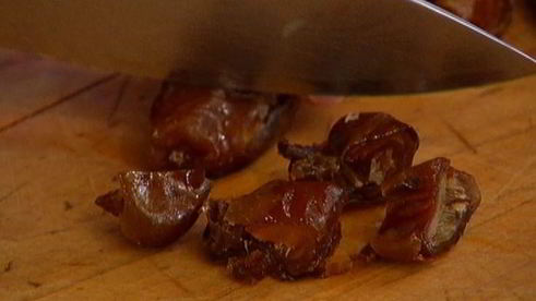 оладушки с соусом из орехов и фиников