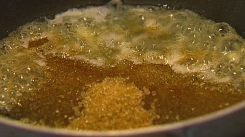 оладушки с соусом из орехов и фиников