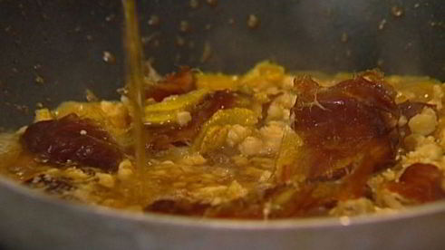 оладушки с соусом из орехов и фиников