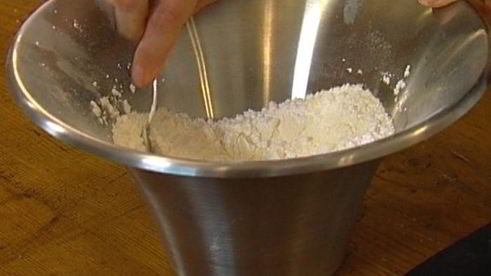 оладушки с соусом из орехов и фиников