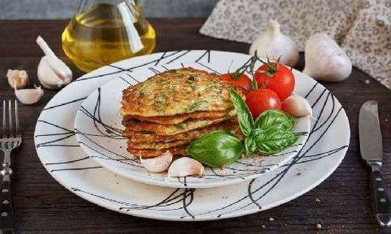 Рецепт оладий из помидоров и базилика
