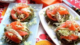 Оладьи из шпината с лососем и сыром