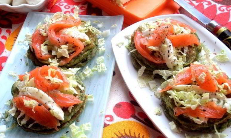 Рецепт оладий из шпината с лососем и сыром