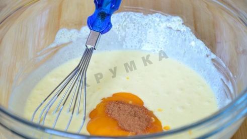 оладьи с тыквенным пюре и яблоками на сметане