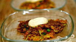 Овощные оладьи с соусом карри