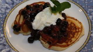 Сладкие оладушки с ягодами и йогуртом