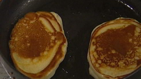 сладкие оладушки с ягодами и йогуртом