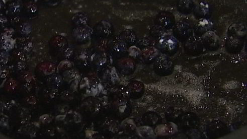 сладкие оладушки с ягодами и йогуртом