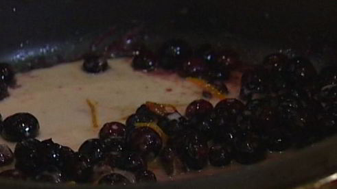 сладкие оладушки с ягодами и йогуртом