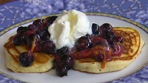 сладкие оладушки с ягодами и йогуртом