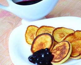 Творожные оладьи из творога с черничным соусом