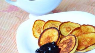 Творожные оладьи из творога с черничным соусом
