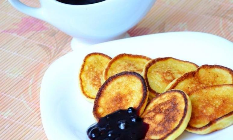 Рецепт творожных оладий из творога с черничным соусом