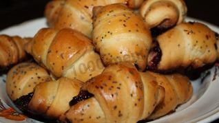 Дрожжевые рогалики с вареньем