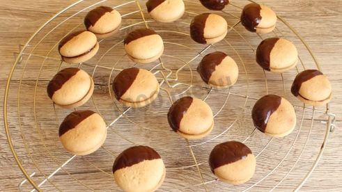 двойное печенье с начинкой в шоколаде