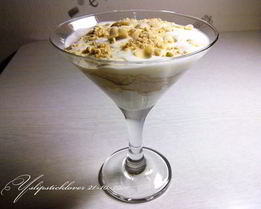 Мороженое с печеньем и миндалем