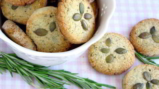 Печенье с тыквенными семечками и розмарином