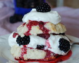 Песочное печенье с ежевикой и взбитыми сливками