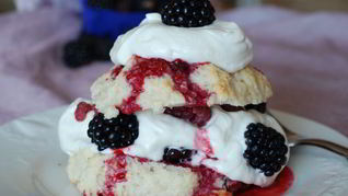 Песочное печенье с ежевикой и взбитыми сливками