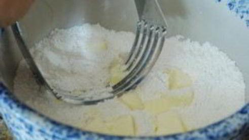 песочное печенье с ежевикой и взбитыми сливками