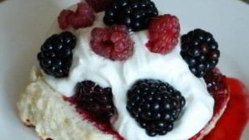 песочное печенье с ежевикой и взбитыми сливками