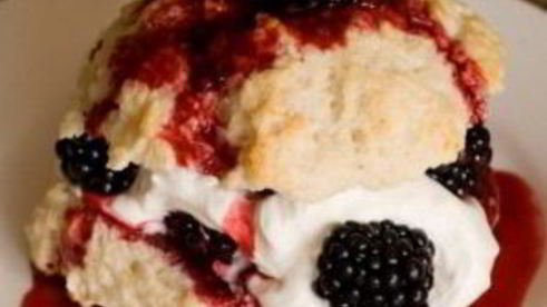 песочное печенье с ежевикой и взбитыми сливками