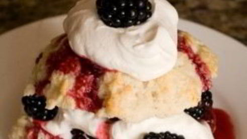 песочное печенье с ежевикой и взбитыми сливками