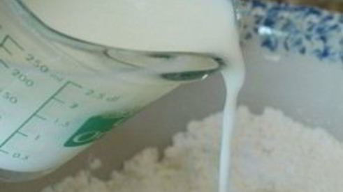 песочное печенье с ежевикой и взбитыми сливками