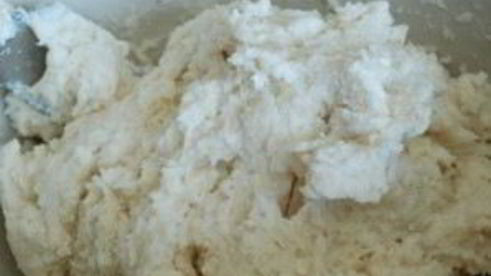 песочное печенье с ежевикой и взбитыми сливками