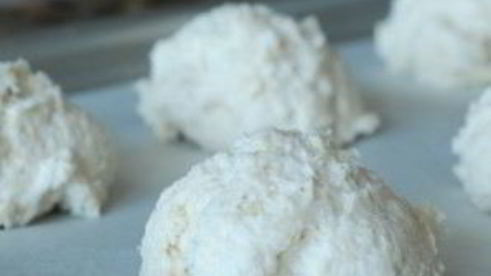 песочное печенье с ежевикой и взбитыми сливками