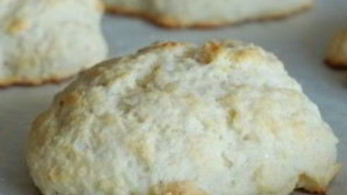 песочное печенье с ежевикой и взбитыми сливками