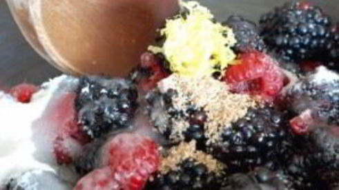 песочное печенье с ежевикой и взбитыми сливками