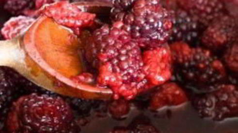 песочное печенье с ежевикой и взбитыми сливками