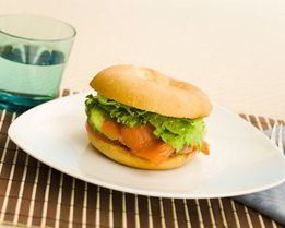 Рогалик с копченой лососиной и авокадо