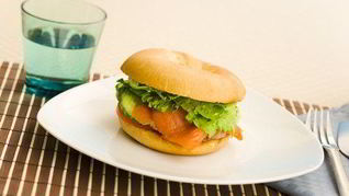 Рогалик с копченой лососиной и авокадо