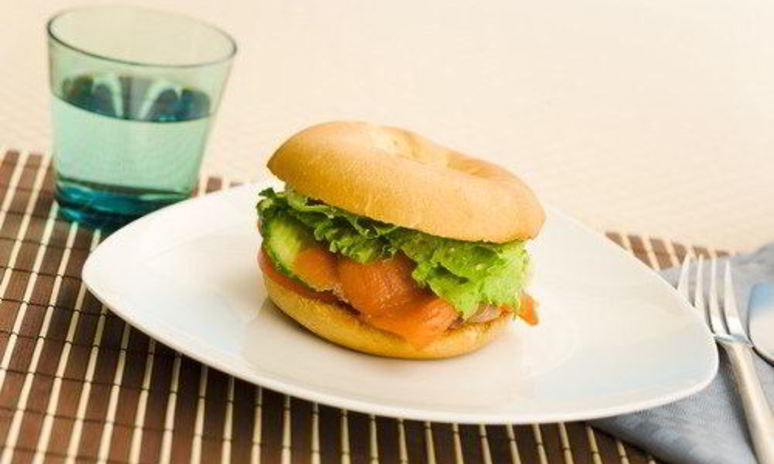 Рецепт рогалика с копченой лососиной и авокадо