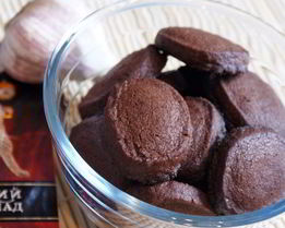 Шоколадное печенье с чесноком