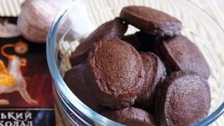 Шоколадное печенье с чесноком