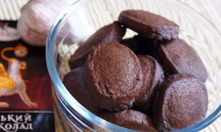 Рецепт шоколадного печенья с чесноком