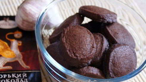 шоколадное печенье с чесноком